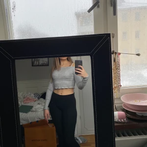 Grå offshouldertröja - Kort ribbad offshouldertröja men inte genomskinlig alls. 