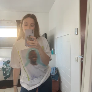 Pösig weekday tröja! - En weekday tröja i storlek S i herr. Älskar älskar älskar!!! Passar till allt och jätte cool. Finns inte kvar längre och köpte den för 450kr