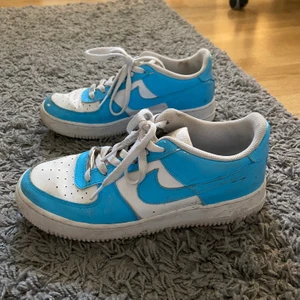 Nike air force custome  - Jättecola skor i använt skick men inte trasiga någonstans! Köpta för 2000kr💙💙