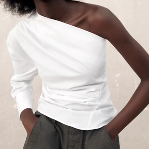 Topp  - Superfint blus från Zara, använd fåtal gånger. Den är snedskuren och har en guldig knapp på ärmen!🌟 storlek S 📦 köparen står för frakt (spårbart, 57kr)💕🙌🏻