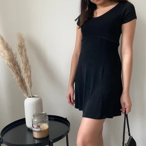 Svart klänning  - Den här klänningen är det skönaste jag vet! Den är så lätt att slänga på när man måste iväg och ändå vill se bra ut 