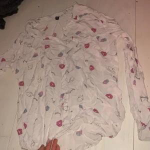 Kawaii skjorta - Den har muffins och doughnuts på och är fett söt. Använder den inte. (Den är inte struken på bilden hah) 