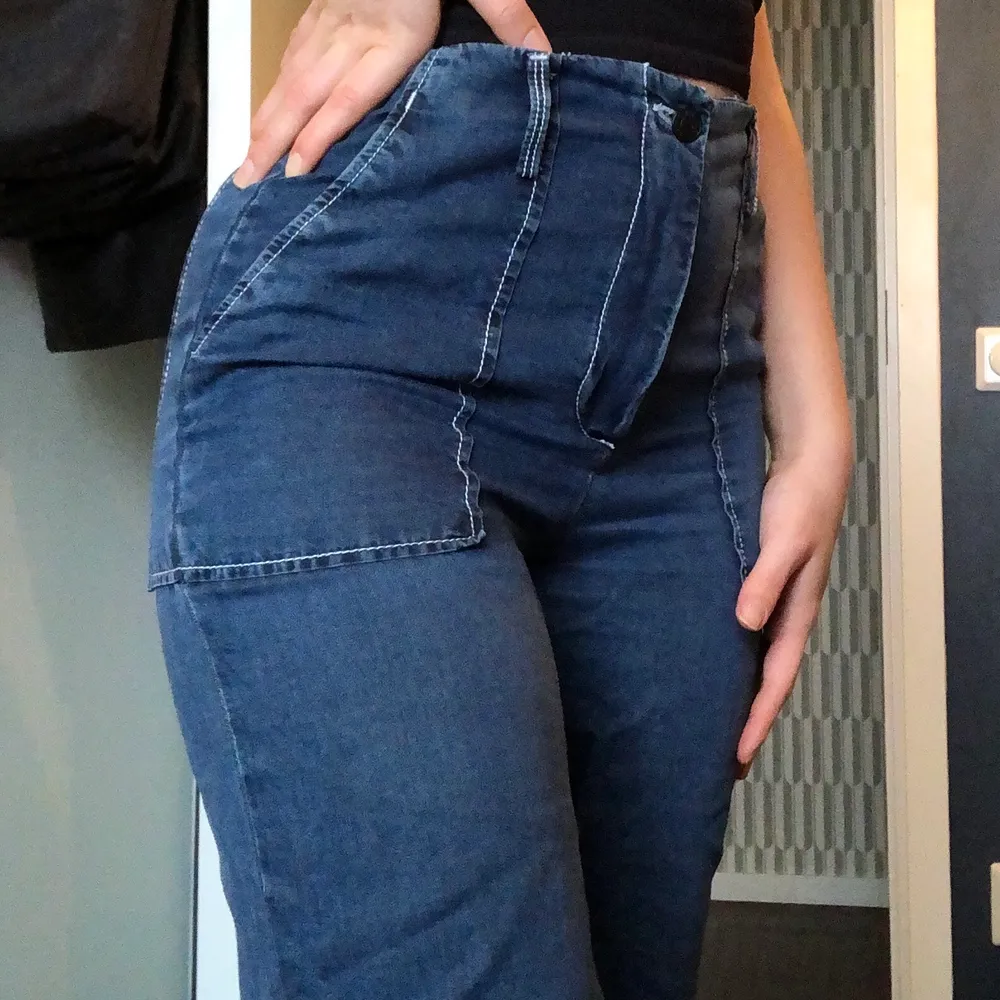 Snygga och sköna jeans från Bimba y Lola. Byxorna är i väldigt mjukt och skönt material så passar perfekt för vår/sommar. Använd endast ett fåtal gånger. Nypris låg på runt 1000kr. Jag är 165 lång som referens.. Jeans & Byxor.