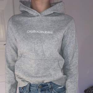 Grå Calvin Klein hoodie i stl xs💫 Jättefint skick och inga defekter eller något liknande.