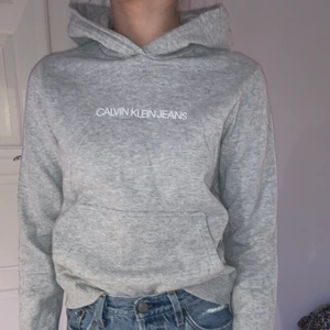 Calvin Klein Hoodie - Grå Calvin Klein hoodie i stl xs💫 Jättefint skick och inga defekter eller något liknande.