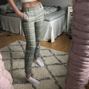 Rutiga kostymbyxor  - Rutiga kostymbyxor. Säljer då de inte kommer inte till användning. De är i jättebra skick. Köparen står för frakten💗