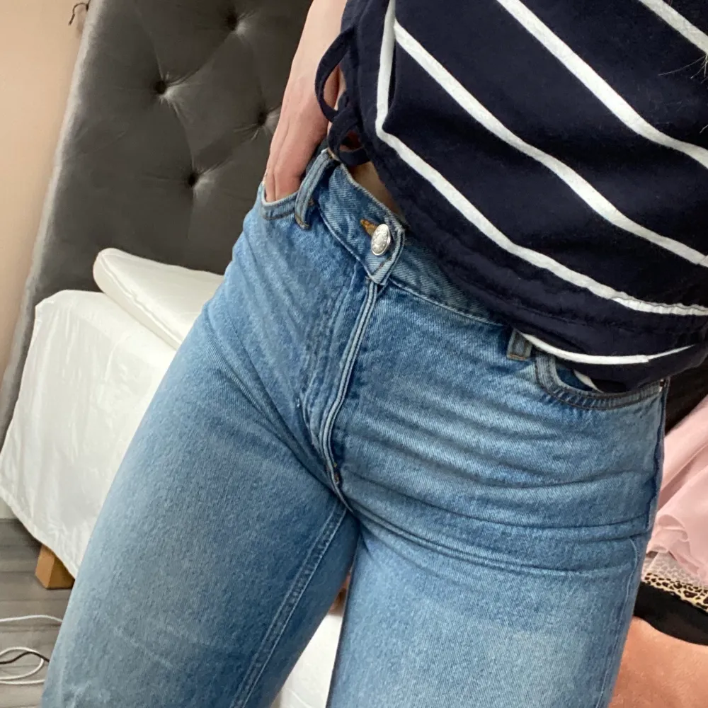 Monki jeans i modell Yoko , storlek 26❤️säljer för 250+ frakt. Jeans & Byxor.