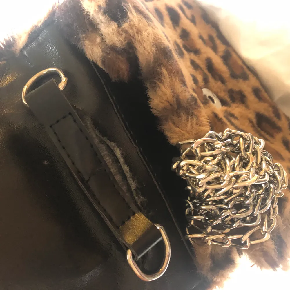 Så fin y2k vibe leopard väska ⚡️ kan användas som handväska men tillkommer en kedja, lite sliten på insidan därav sänkta priset. Väskor.