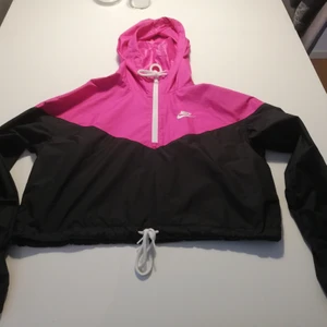 Jacka - Croppad tunn Nike vindjacka i strl XS. Sparsamt använd. 