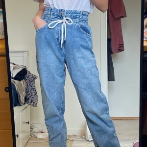 Baggy jeans - Supersnygga baggy jeans som använda 1 gång. Jag är 1,64 och dom går ända ner till fötterna för mig! 