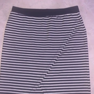 Randig omlott kjol - Randig omlott kjol. Strl: L/XL. 