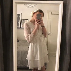 Sommarklänning - Klänning från Linn ahlborgs kollektion med små vita ”prickar”. Använd 1 gång på en skolavslutning