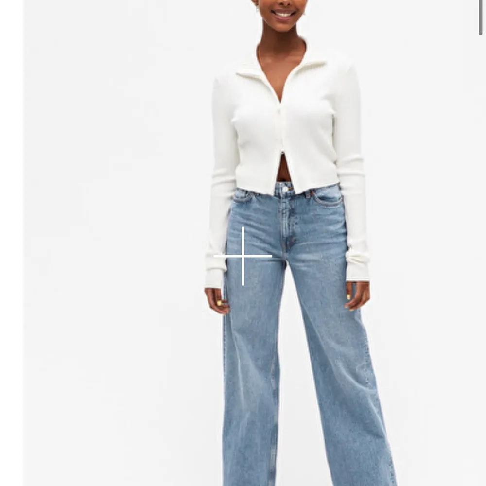 Ett par skit snygga blå Yoko jeans från monki, använd ett fåtal gånger, max 5ggr. Som helt nya! Har även dessa i svarta, skriv dm vid intresse🥰 pris kan även diskuteras:)nypris 400kr. Jeans & Byxor.