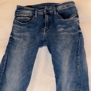 Calvin Klein jeans slim fit - Säljer mina Calvin Klein jeans. Jeansen är i befintligt skick.