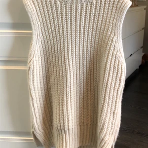 Stickad väst  - Stickad väst från HM, aldrig använd. 