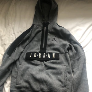 Air Jordan hoodie  - Bra skick och inte mycket använd. Skönt material, ungefär som ull. Tröjan är o storlek XL 13-15 år 158-170 cm. Svarta stripes på ärmarna och en ficka som man kan öppna på magen 