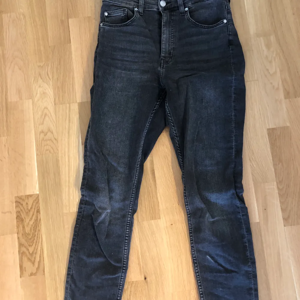 Svart/gråa jeans i strl 38. Jeans & Byxor.