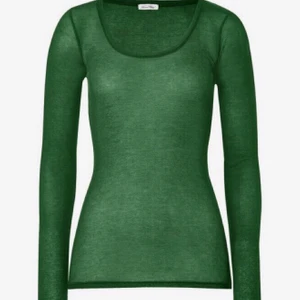 Grön långärmad  - Grön långärmad tröja från zara, väldigt fin och super skön. Men använder inte💋