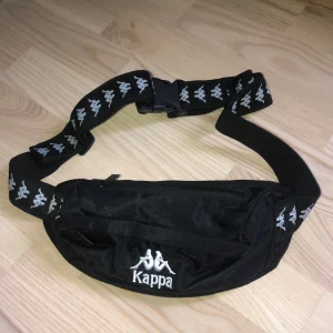 Kappa magväska 🤍 - Superfin magväska i kappa som är köpt på Shelta, det finns två fickor och är i ny skick. Aldrig använd och rymmer ganska mycket, perfekt nu till sommaren. 🤍
