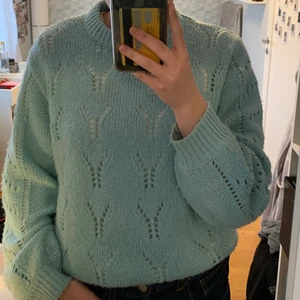 Blå stickad tröja - En super fin blå stickad tröja! Den är i bra skick men använder den tyvärr inte längre. Den har ingen särskild storlek då lappen är borttagen, men den passar mig perfekt och jag brukar ha S/M i tröjor och är 170 lång. Skriv om du har någon fråga eller vill ha mer bilder😊