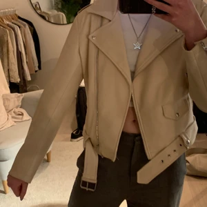 Zara skinnjacka  - Jättefin rosa/beige skinnjacka från zara. Använd ett fåtal gånger💕 Köpt för 599kr. Priset kan diskuteras, köparen står för frakten💕