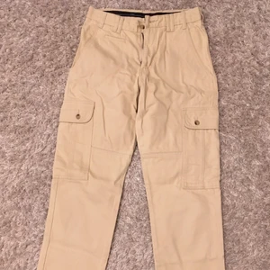 Workwear byxor - Rejäla workwear byxor i beige kraftig bomull med fickor på sidorna. Storlek 46 men passar bra på storlek 40, för lite oversize stil. Skickar gärna fler bilder och tar mått vid intresse.