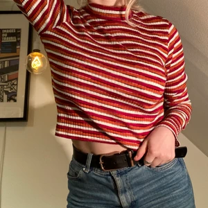 Randig croptopp - Långärmad randig croptopp från sister. Tunt (men inte genomskinligt!!) material! Storlek M. 