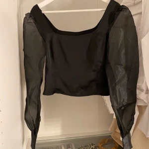 Topp stl xs - Oanvänd topp stl XS från NAKD.