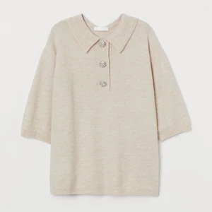 H&M stickad t-shirt med strass - Superfin slutsåld beige stickad t-shirt med strass från H&M i storlek S. Jag stylade med skjorta under, men gör sig bra själv också! Ordinarie pris: 199kr, mitt pris 100+frakt 🥰