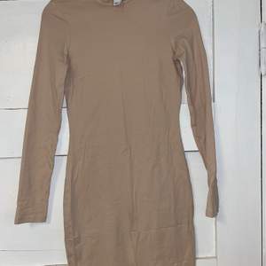 En brun långärmad klänning i storlek XS. Aldrig använd. Budgivning startar på 60 kr och sker i komentarsfältet, köp direkt för 120 kr!