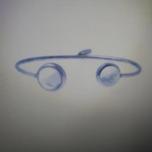 Armband från Bud to Rose (Mable Old Silver)  - Säljer ut smycken från Bud to Rose från en konkursutförsäljning. Allting säljes för ca 70% av ordinarie pris. Allt kommer från från en butik som tvingats stänga. Så helt nya smycken för 70% av ordinarie pris. Priset som står på varan här inne gäller. Varan skickas mot fraktkostnad, kollar upp summa för detta efter hand som ni beställer då många beställer mer än en sak och då blir priset annorlunda. Betalning via swish. Bild lånad från Bud to Rose. 