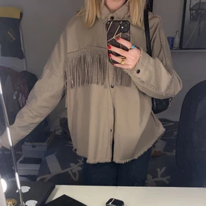 Jacka med glasiga fransar zara - Ny trend från zara och helt slutsåld färg i butik! Super fin beige färg som även den är perfekt till våren framåt sommarn vid lite varmare väder! :)☀️