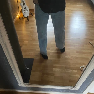 Raka jeans  - Superfina ljusblåa jeans från monki köpta för 1 år sen för runt 400kr. De är i W28 och passar mig i längden, jag är 172. Säljer för 100kr 💕🥰 Möts i Stockholm annars står köparen för frakt🥰