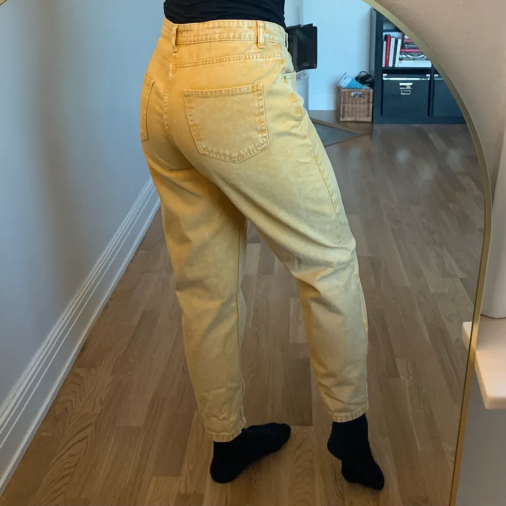 Gula jeans i MOM-modell från Primark i storlek 40. Dem är lite för stora får mig som är en 38, men sitter fortfarande fint om en önskar dem mer lösa. I gott skick. Köparen står för frakt som tillkommer 📬. Jeans & Byxor.