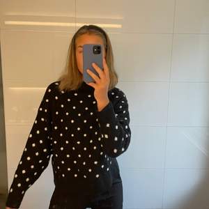 Jätteskön stickad tröja från H&M i storlek S ( passar även XS och M)💞Säljer för att den inte har kommit till användning💞💞 Köp direkt för 150 eller buda💞 Skriv privat för mer frågor eller bilder💞💞💞