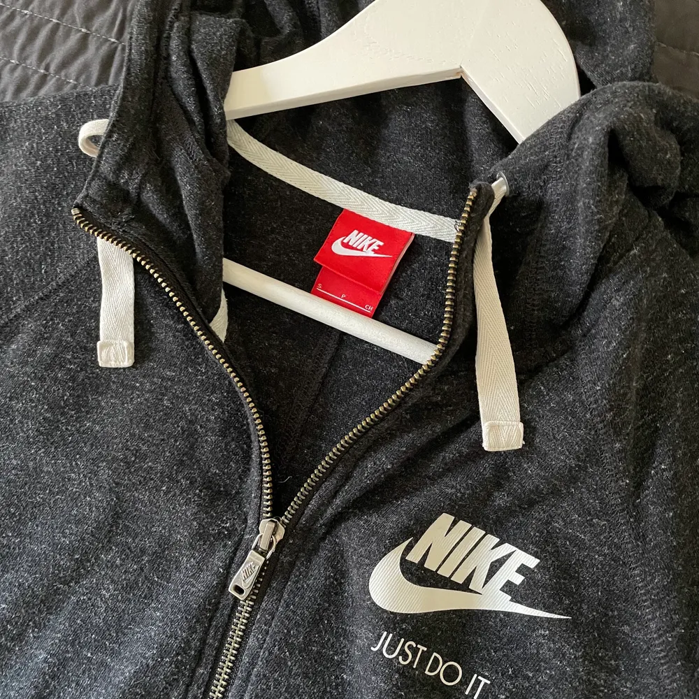 Grå zip-up hoodie från Nike i stl S. Hoodies.