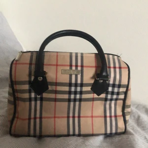 Burberrys väska - Intressekoll på min burberrys väska som är sparsamt använd men fortfarande säljer vid bra bud🤩
