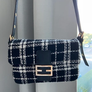 Rutig ”stickad” väska  - Använd en gång. Långt band som går att justeras 