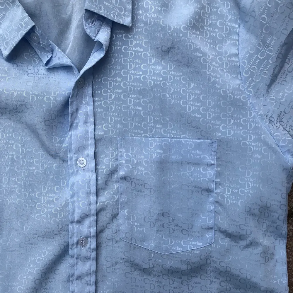 En FAKE Dior-skjorta köpt second hand. Även fast att den är fake så är den inte alls särskilt tråkig. Över hela tröjan står det Christian Dior och den är gjort av något tunnt och lätt tyg. I bra skick, men inte särskilt bra gjord. Köparen står för frakt 👍. Skjortor.