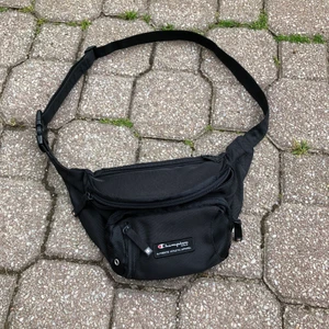 Champion-väska - Köpt second, jag har använt den som crossbody bag tills nu. Den är i nästintill nytt skick. Köparen står för frakten 😊