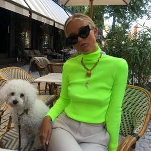 Neon polo  - Mycket ombloggad Neon gul Polo T-shirt från zara! Den är en storlek S och verkligen så så fin! Har ni fler frågor är det bara att höra av sig. Första bilen är lånad av Josefine Hj 