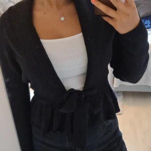 Kofta  - Säljer svart kofta i strl M från HM! Fint skick! Köparen står för frakten. Betalning sker via swish 💕🌸🦋 