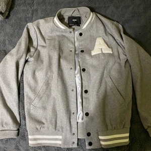 Baseball inspirerad jacka  - Säljer nu min älskade baseball inspirerade jacka! Använd fåtal gånger och är i ett nytt/fint skick! 