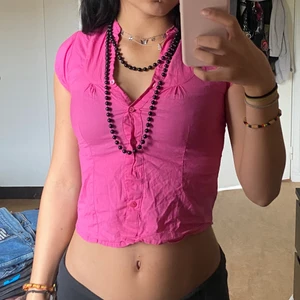 Rosa blus - (Garderobsrensning!) Söööt rosa blus köpt på barnavdelningen💕 Den är rätt liten och har ingen strech så skulle rekommendera till någon med ca xs-s då den är rätt tight över tittisarna. Frakt 66kr eller mötas upp i Västerås😝