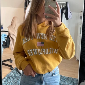 Gul Gina Tricot hoodie - Jag köpte den här hoodien på Gina Tricot för 250 kr ungefär ett år sedan. Den har bara använts några gånger och är fortfarande i bra skick, det finns inga synliga slitningar eller missfärgningar på tyget och hoodien är fortfarande mjuk och skön. Man kan justera den i midjan med hjälp av två band som syns på den andra bilden. Den är i storlek S och sitter bra på mig som är 156 cm lång.                 *KÖPAREN STÅR FÖR FRAKTEN* 