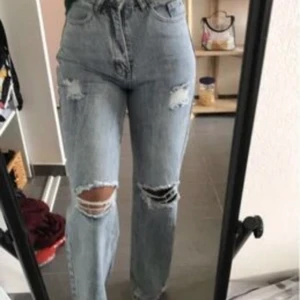 Jeans - Storlek XS, passar mig perfekt som är 164 cm, sitter tajt vid midjan