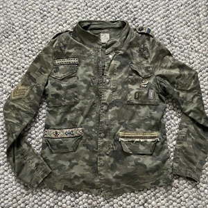 Militärjacka  - ❤️‍🔥INTRESSEKOLL❤️‍🔥 på denna as coola jacka som jag älskar men som inte riktigt används lika mycket längre, säljer bara för bra bris 