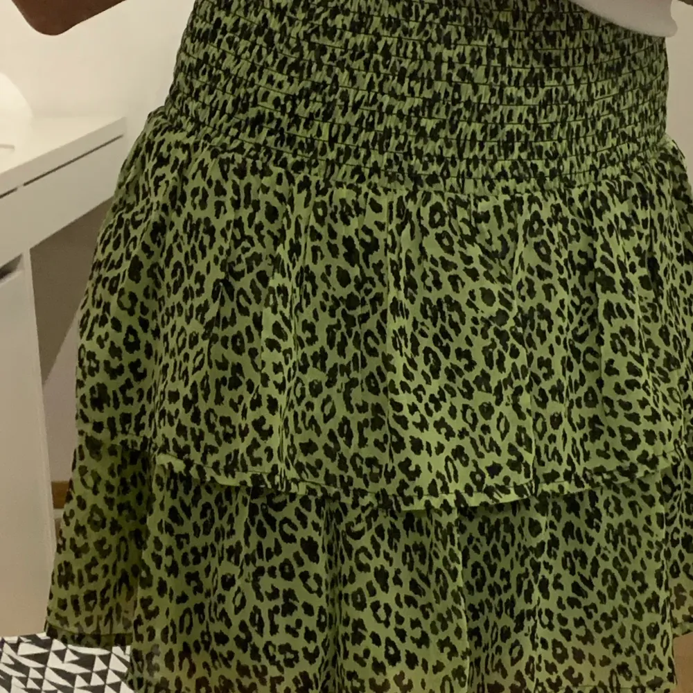 Super fin kjol i leopard mönster och i neon färg! Säljer pga att den inte kommer till användning, den är som ny! I storlek 146/152 men är lite större i storleken och den passar mig som 163cm. Den har två volanger och är stretchig i midjan. BUD PÅ 100kr. Kjolar.