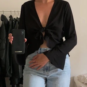 Topp  - Topp med knytning från Gina Tricot. Går att knyta och göra till en topp eller ha öppen. Säljer för 100kr 🖤