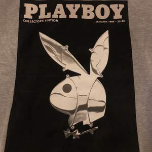 Hej, jag säljer en playboy hoodie då den aldrig kommit till användning. I nyskick & köptes för 680 kr på Missguided, budet börjar på 400 kr. Kom privat för fler bilder, prislappen finns kvar!☺️ (sista bilden är lånad från min kompis)